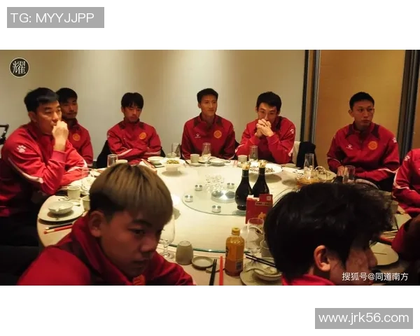 足球明星热情欢迎新伙伴展现团结与友谊的精神 足球明星热情欢迎新伙伴展现团结与友谊的精神