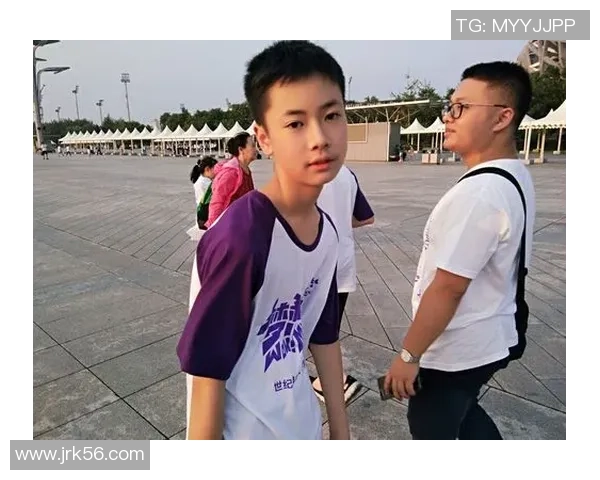 美国男篮与足球明星相遇的精彩瞬间视频引发热议与欢笑 美国男篮与足球明星相遇的精彩瞬间视频引发热议与欢笑